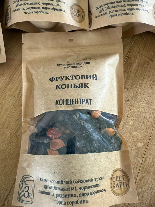 Фруктовий Коньяк — концентрат спецій для настоянки на горілці, соковитий фруктово-ягідний смак і золотистий аромат, натуральні інгредієнти — концентрат 3 л, вихід до 22 л готового напою